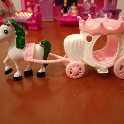 Beauty Castle My Dream playset like new with royal carriage, furniture & figures