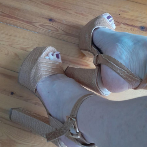 Freedom Delux Collection Croco Sandals size 37 like new, brown