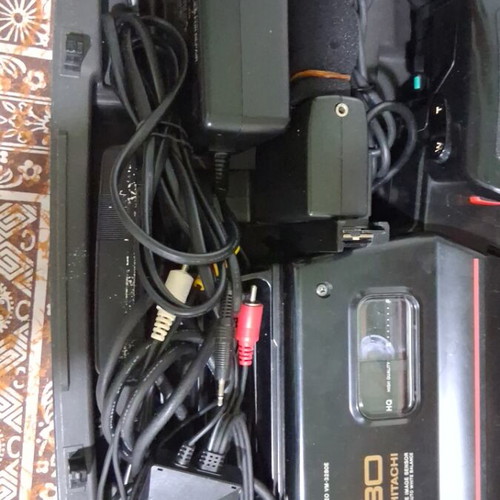 Hitachi VN-3280E videocamera used with 2 batteries, charger and case
