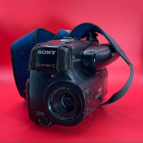 Sony CCD-TR105E Handycam camcorder used, analog Hi8 video camera
