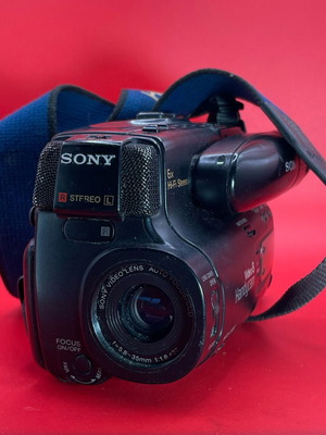 Sony CCD-TR105E Handycam camcorder used, analog Hi8 video camera