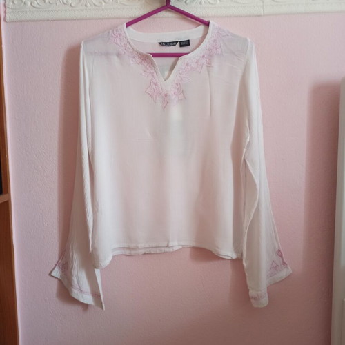 White women's blouse one size like new with bell sleeves