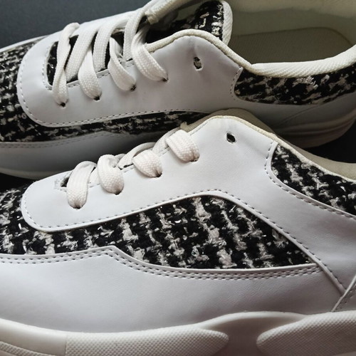 Creamberry’s women's athletic shoes new, white with black details, size 40