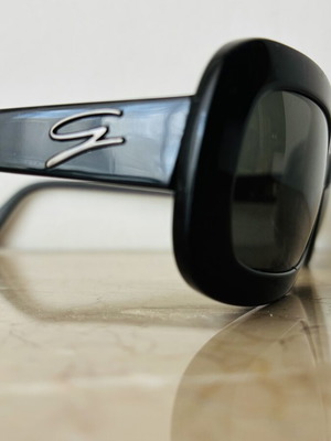 Genny vintage black sunglasses