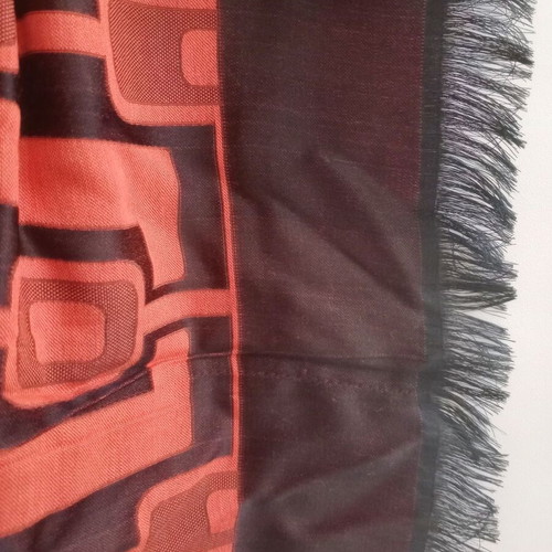 Toi&Moi scarf like new with geometric patterns and fringes