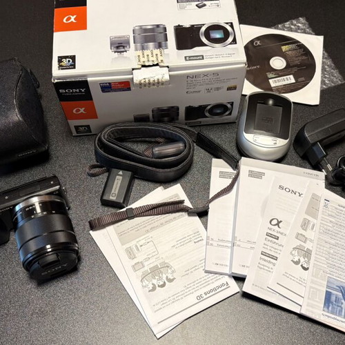 Sony NEX-5 camera kit with 18-55mm lens
