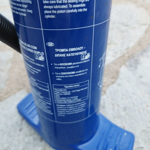Bicycle pump like new with various accessories and case