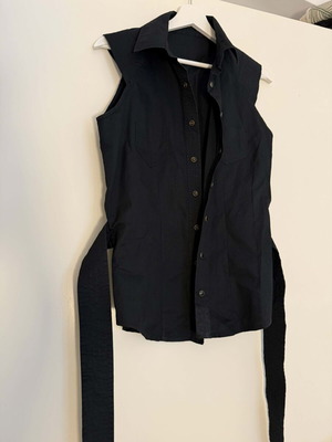 Black sleeveless shirt with belt, like new