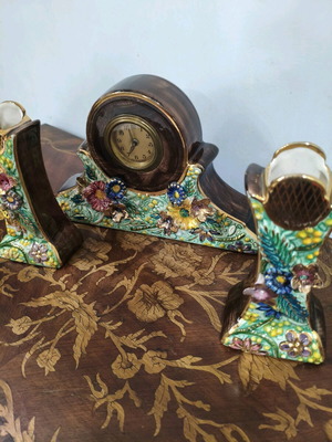 Table clock set with handmade Belgian porcelain vases like new