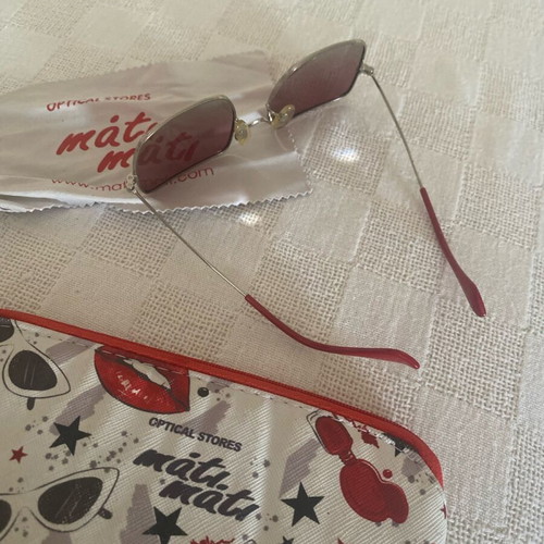 Mati Mati children's sunglasses like new with red frame