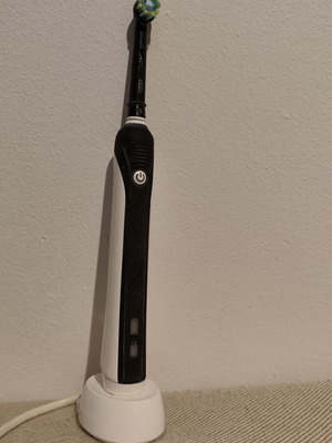 Oral b750 pro electric toothbrush used with charger and travel case