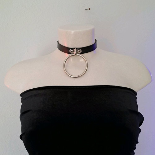 Choker leather with large metal ring like new