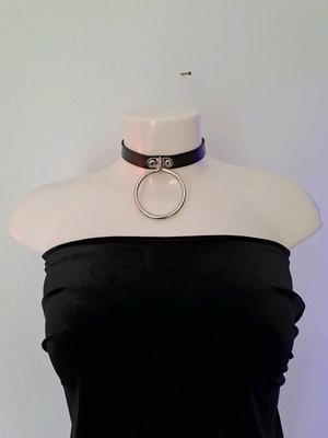 Choker leather with large metal ring like new