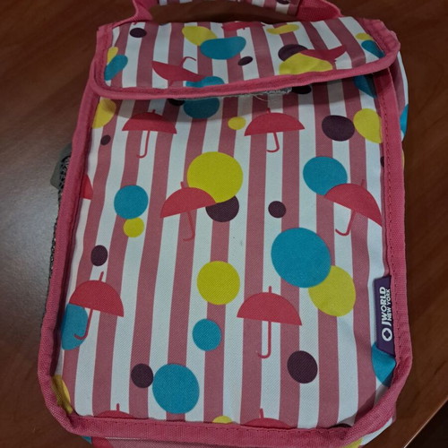 Insulated lunch bag for kids like new with bottle holder pocket