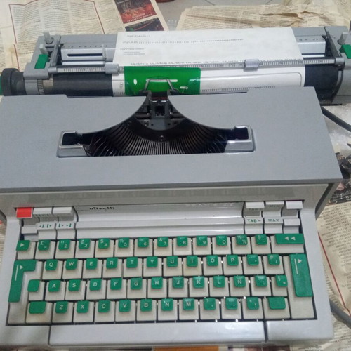 Olivetti Praxis 48 typewriter vintage, minimally used