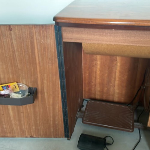 Singer electric sewing machine used, with cabinet