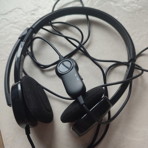 Logitech H151 Headphones with Microphone and 3.5mm Jack like new
