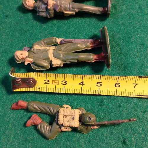 Diorama with over 25 painted soldiers used