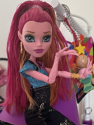 Monster High Gigi Grant G1 doll used, missing accessories