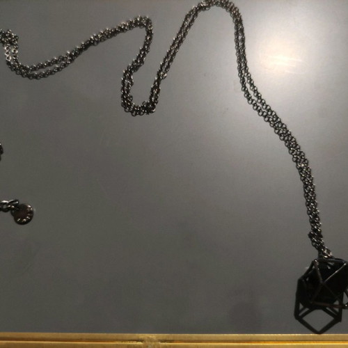 Pendant necklace in black with thin chain new