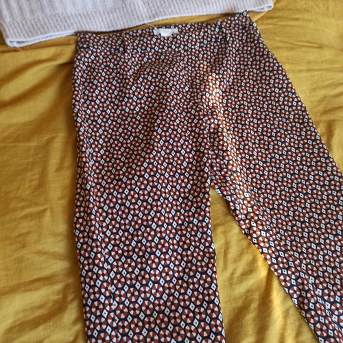 H&M fitted fabric pants like new, small, red with geometric patterns