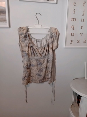 Floral t-shirt size M like new