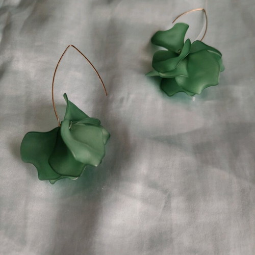 Dangling earrings green like new