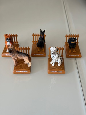 Kinder toys dog figurines like new, collectible