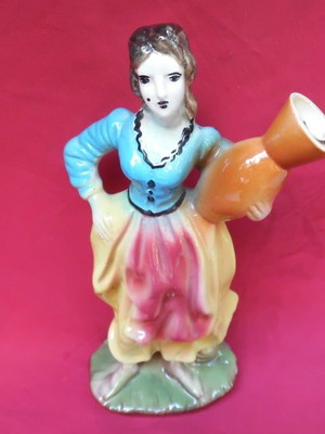 Πορσελάνινο μπουκάλι ελληνικού λικέρ δεκαετίας 1950 με μορφή χωριατοπούλας