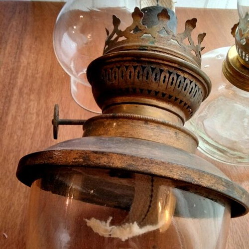 Antique oil lamp like new, brass or copper