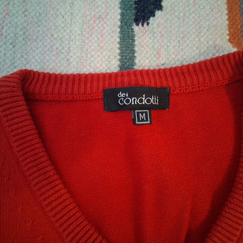 Red pullover used, size M