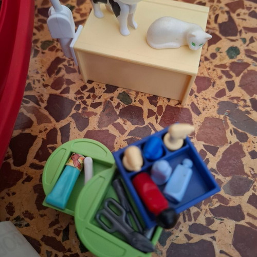 Playmobil veterinary set like new, about 50 pieces