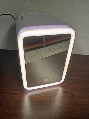 Mini beauty fridge 4 λίτρων μεταχειρισμένο, 12 volt 220 volt