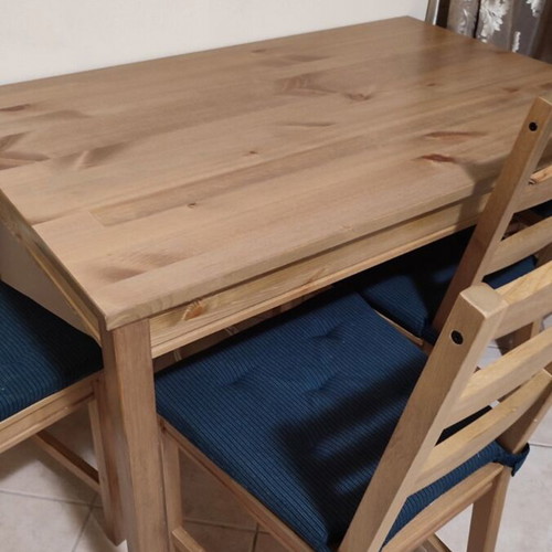 IKEA kitchen table with 4 chairs like new, cushions included