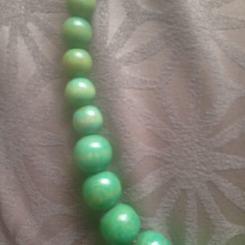 Wooden green necklace new, natural material