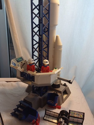 Playmobil space rocket 6195 used with launch base