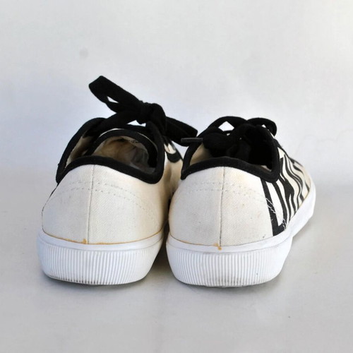 DKNY white canvas sneakers slightly used, size 37.5