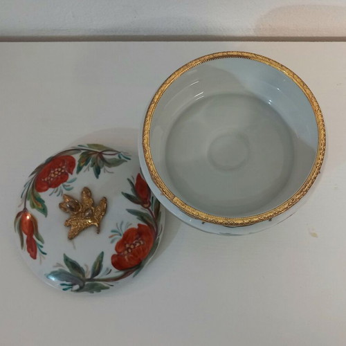 Porcelain box used with gold details and floral decoration