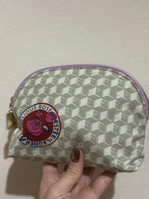 Estée Lauder pouch unused
