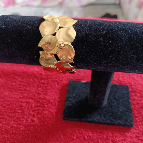 Women's bracelet new gold color with embossed leaves