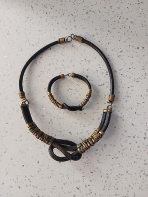 Necklace and bracelet set with ethnic design used