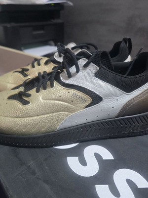 Boss sneakers size 43, gold