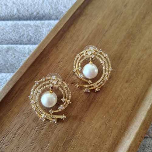 Gold earrings with pearls and zirconia