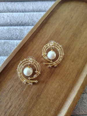 Gold earrings with pearls and zirconia