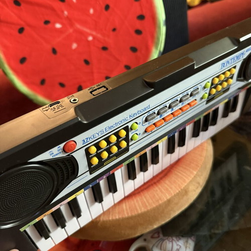 Children's electronic keyboard 37 keys like new