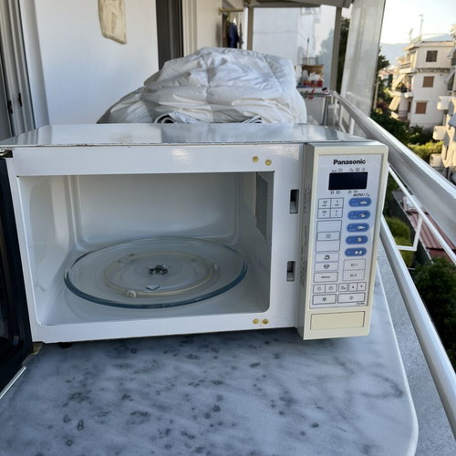Panasonic microwave oven used with digital touch control and auto programs