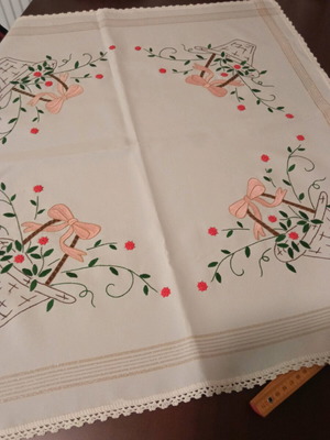 Χειροποίητο καρεδάκι κεντημένο στο χέρι σαν καινούργιο, πλευράς 75 εκ