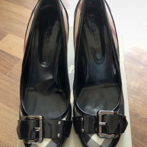Burberry black patent leather pumps with metallic buckle like new