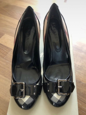 Burberry black patent leather pumps with metallic buckle like new