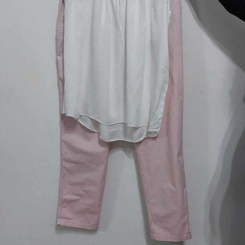 Set of 2 complete used outfits with pants and tops
